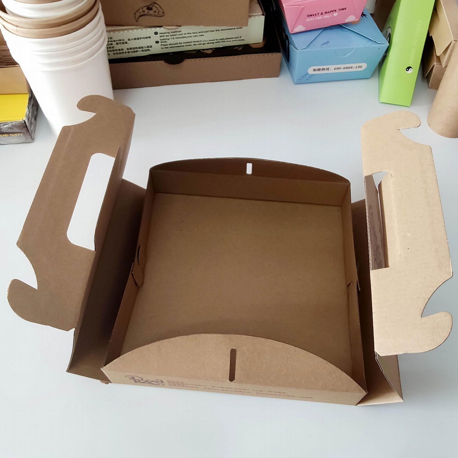 Pizza box with handle 3