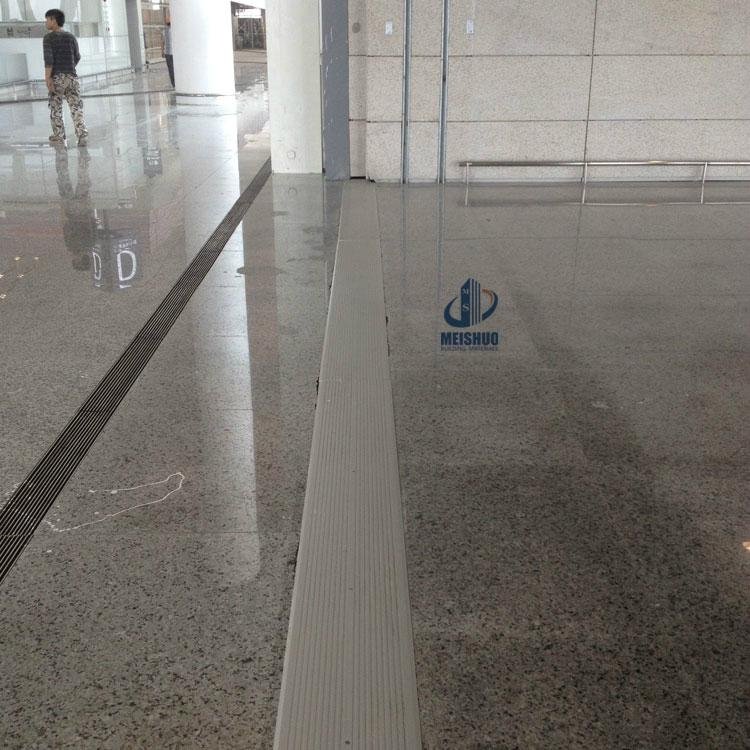 Aluminum expansion joint with safe serrated surface   4