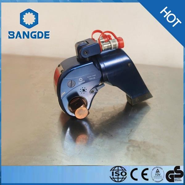 Low profile hydraulic torque wrench for hex bolt 4