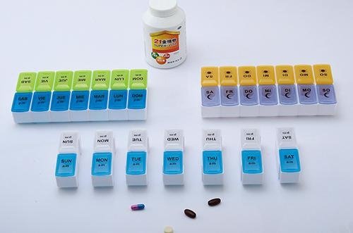 7 days Pill Box With Clip Lids 2