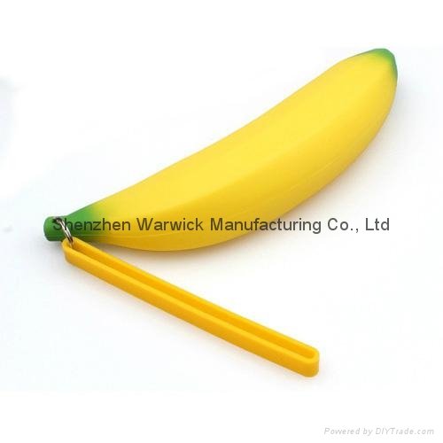 2015 new design hot selling banana shape silicone pencil bag