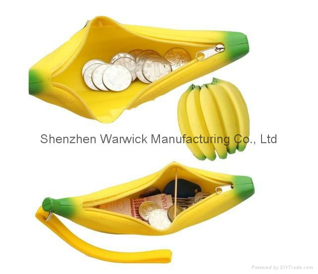 2015 new design hot selling banana shape silicone pencil bag 4
