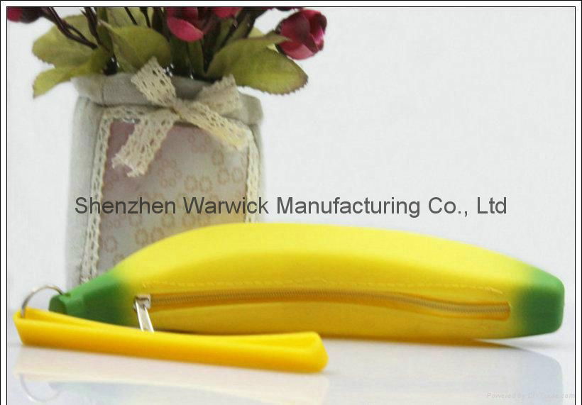 2015 new design hot selling banana shape silicone pencil bag 5