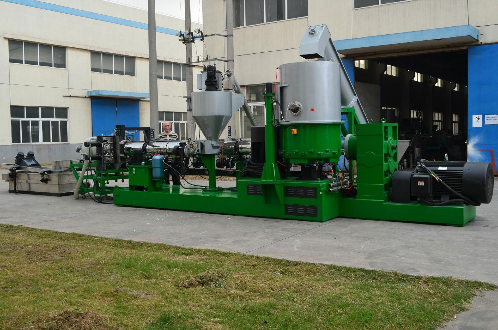 Plastic recycling machine and granulator for film, flake and powder