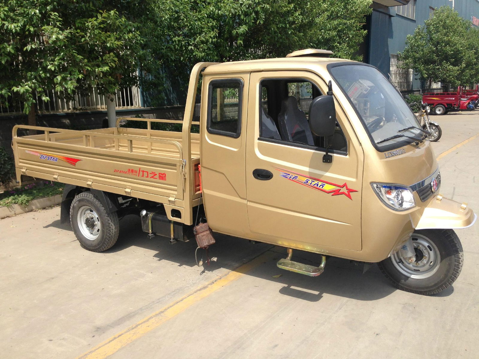 Semi-closed cargo tricycle 4