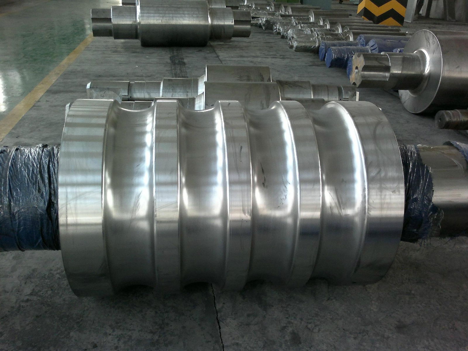 Cast iron rolls for rolling mills