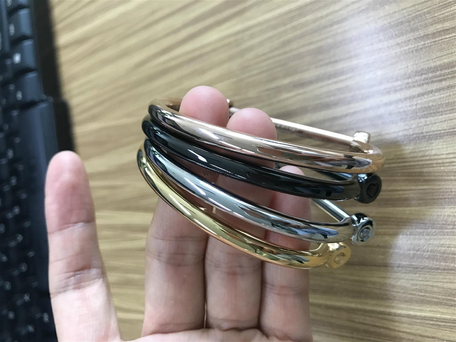 Fashion stainless steel high polished D shape screw bangles for girls  4