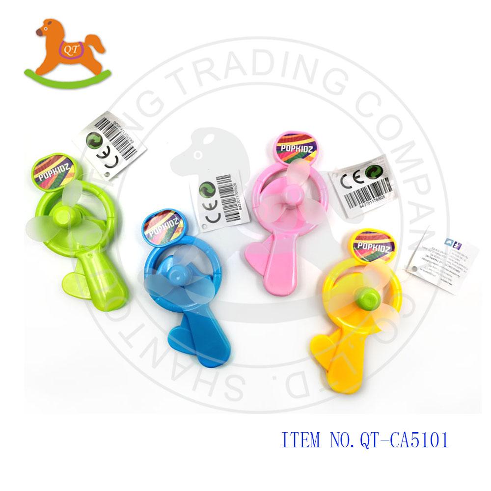 Summer kids manual fan toys with sweet candy QTCA5101 Qutong