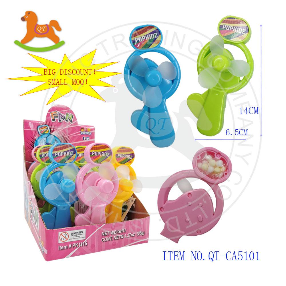 Summer kids manual fan toys with sweet candy QTCA5101 Qutong