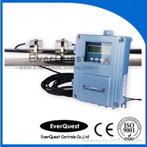 Transit time ultrasonic flow meter with clamp on transducer