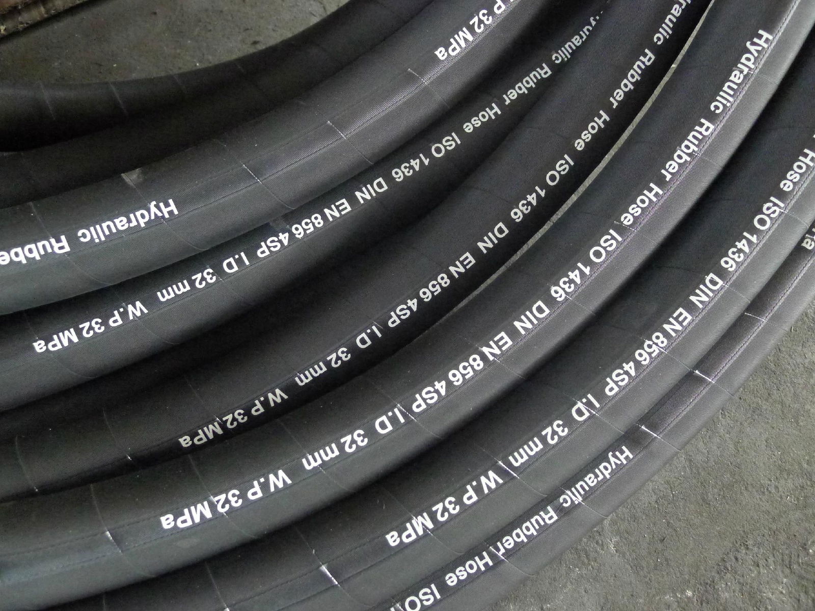 High Pressure High Heat Resisitant Rubber Hydraulic Hose 2