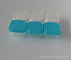 Plastic food container