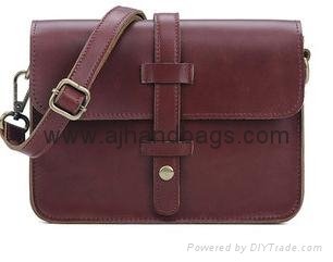 Stylish England vintage soft leather shoulder bag with buckle 2