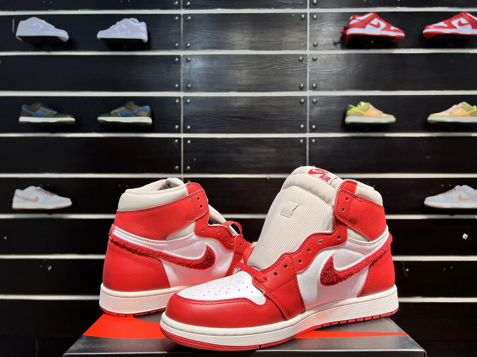 Air Jordan 1 Retro High OG Varsity Red Women's sneakers High-top basketball shoe 2