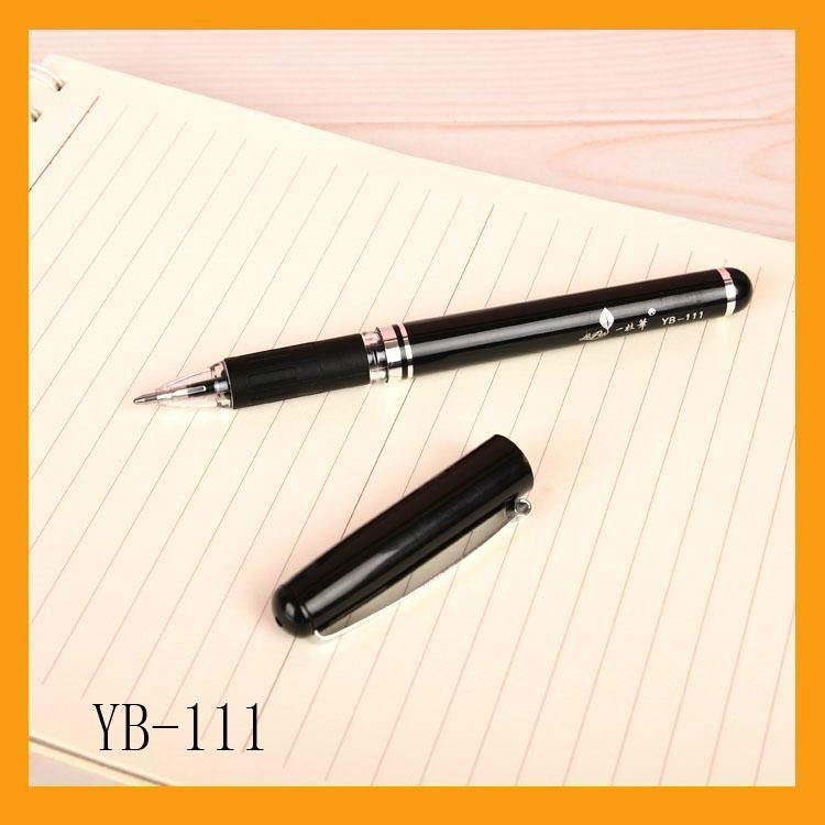 Comfortable soft black barrel plastic gel ink pen with cap 2