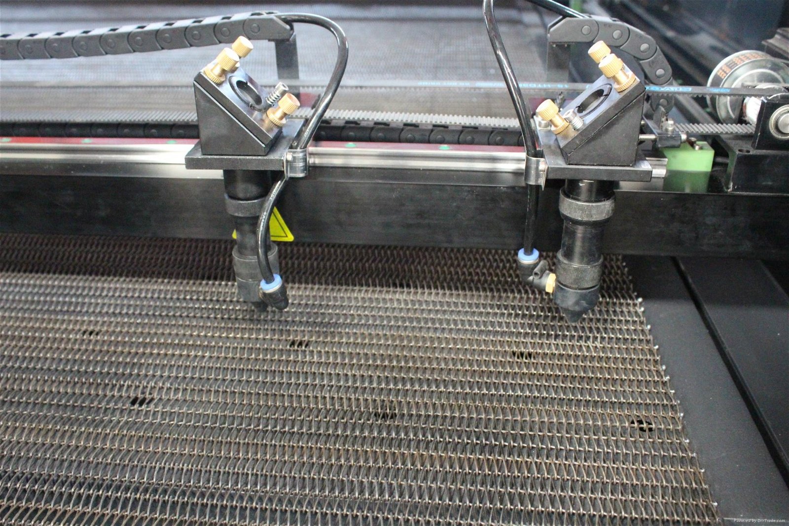 Auto feeding laser cutting machine width 1600mm 4