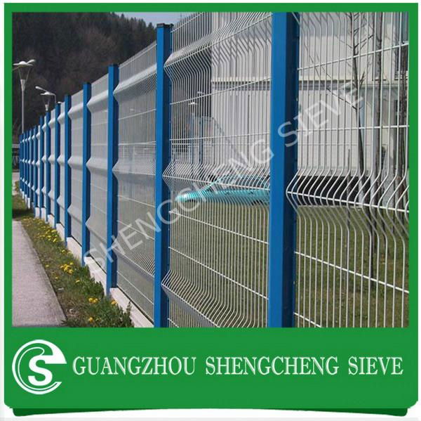 Hot galvanized curved wire mesh fence 3ft fence panels 4