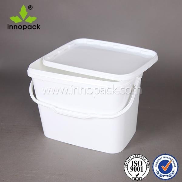 9L rectangular plastic pail with plastic lid and handle  3