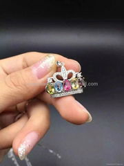 An crown pendant necklace