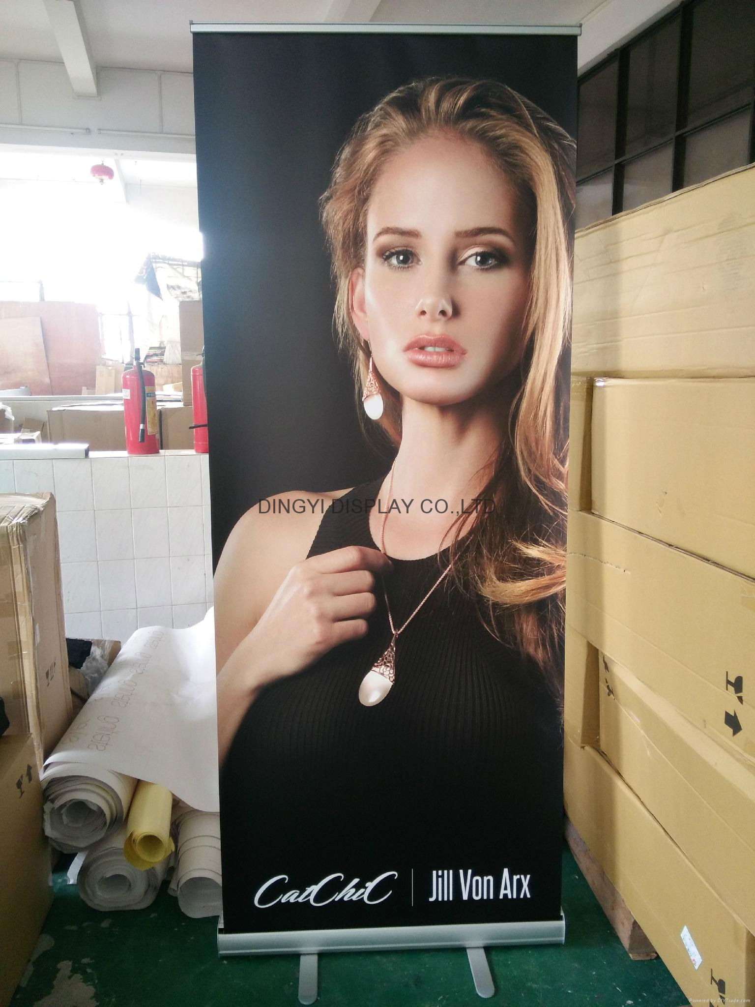 Retractable pull up banner 