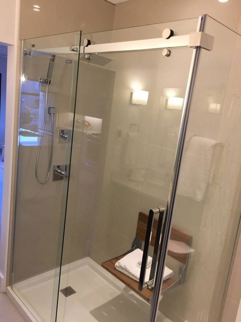 Big-roller shower door 4