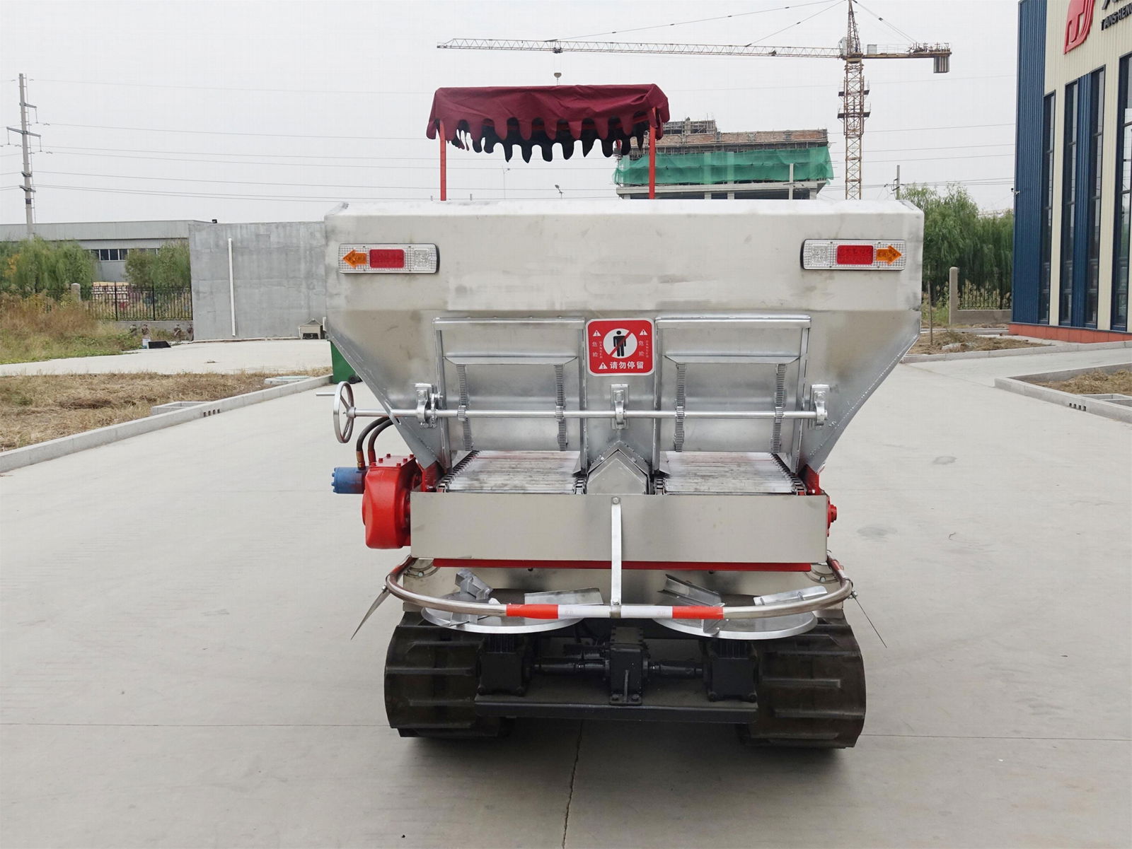 Dry Fertilizer Applicator with crawler type for paddy filed 3