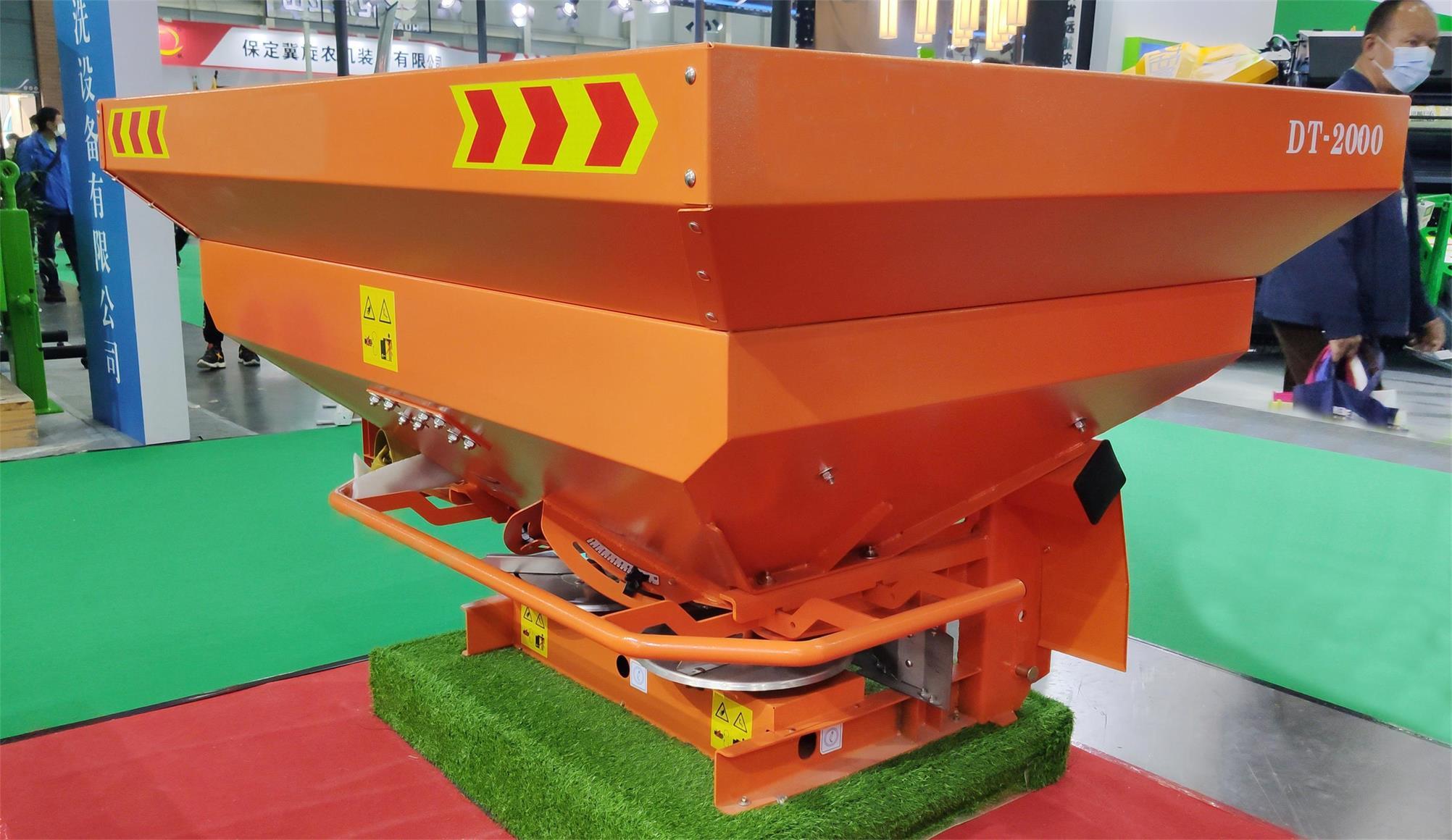Tractor Mounted PTO DoubleDisc Fertilizer Spreader China