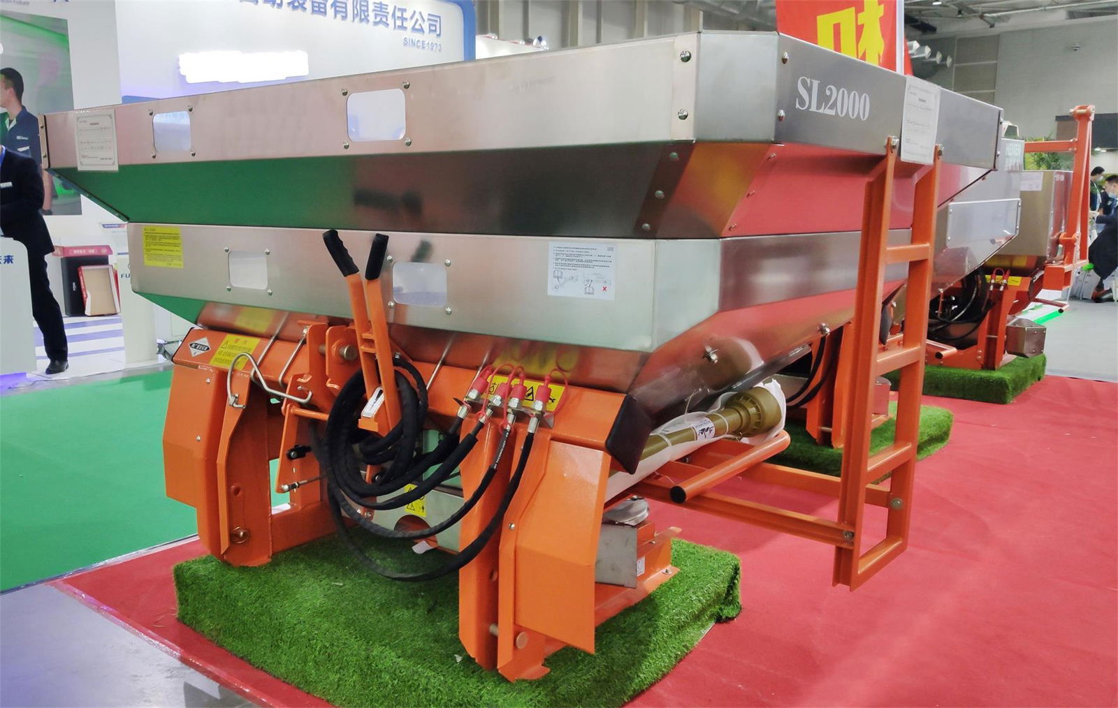 double disc fertilizer spreader