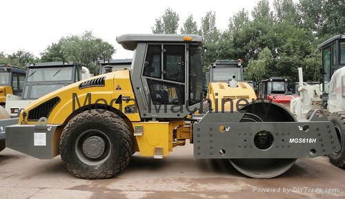 Hydraulic 18/20/22 ton single drive vibratory roller 2