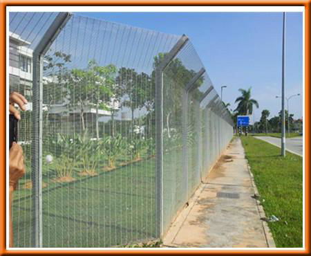 Double weft wire fence 4