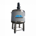 liquid mixing tank with agitator