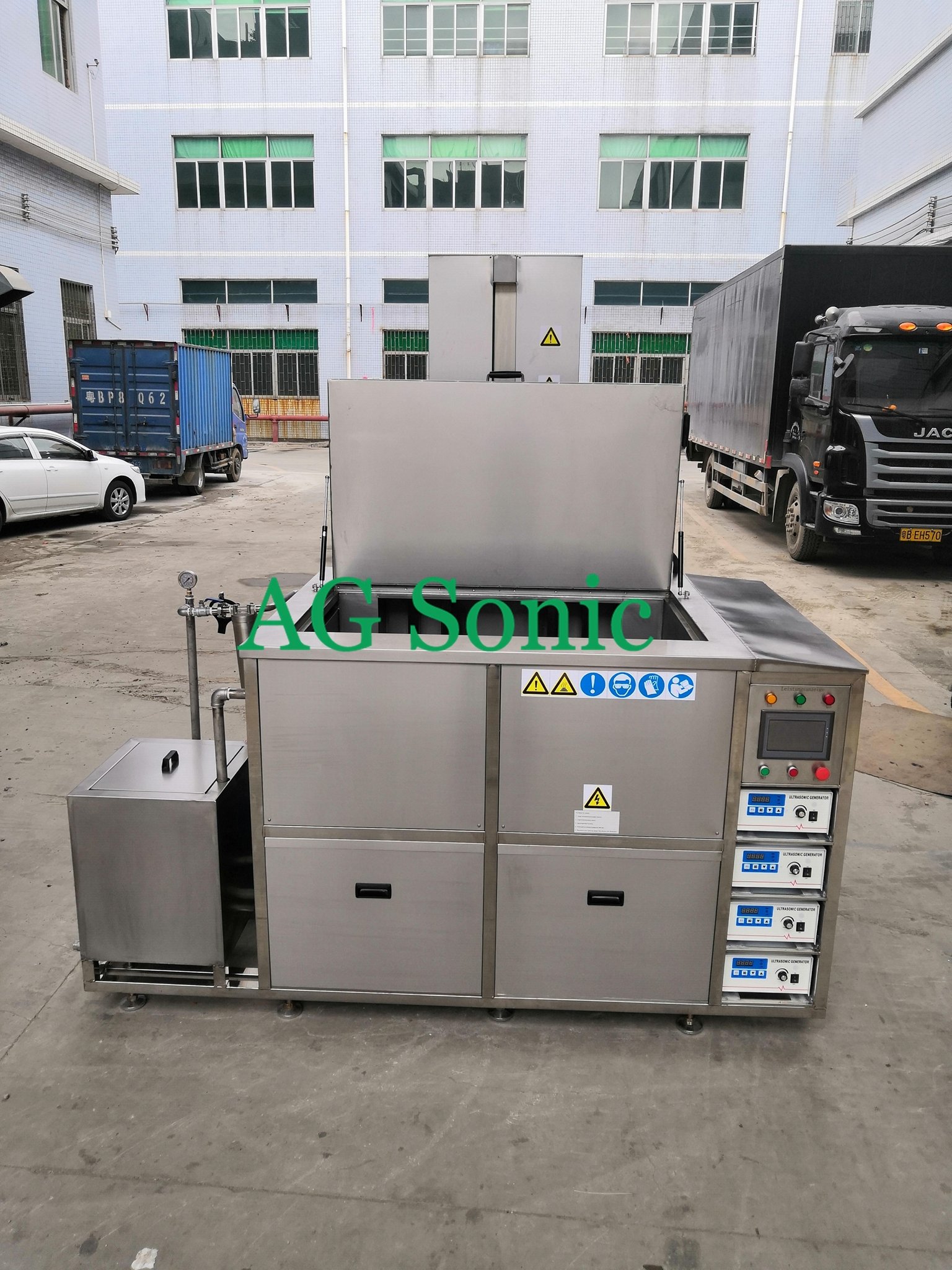 Wheel hub ultrasonic cleaning system with lift