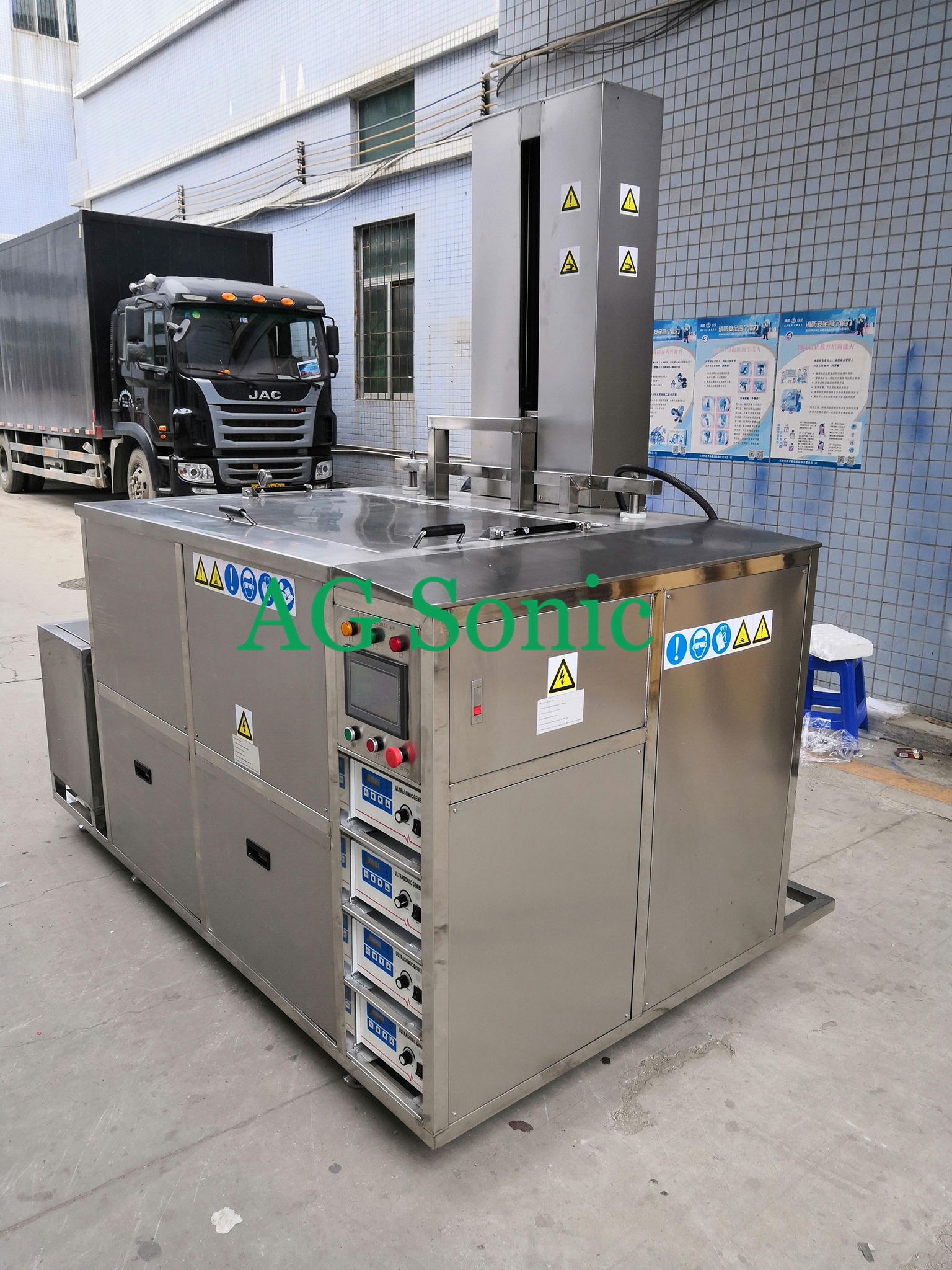 Wheel hub ultrasonic cleaning system with lift 2