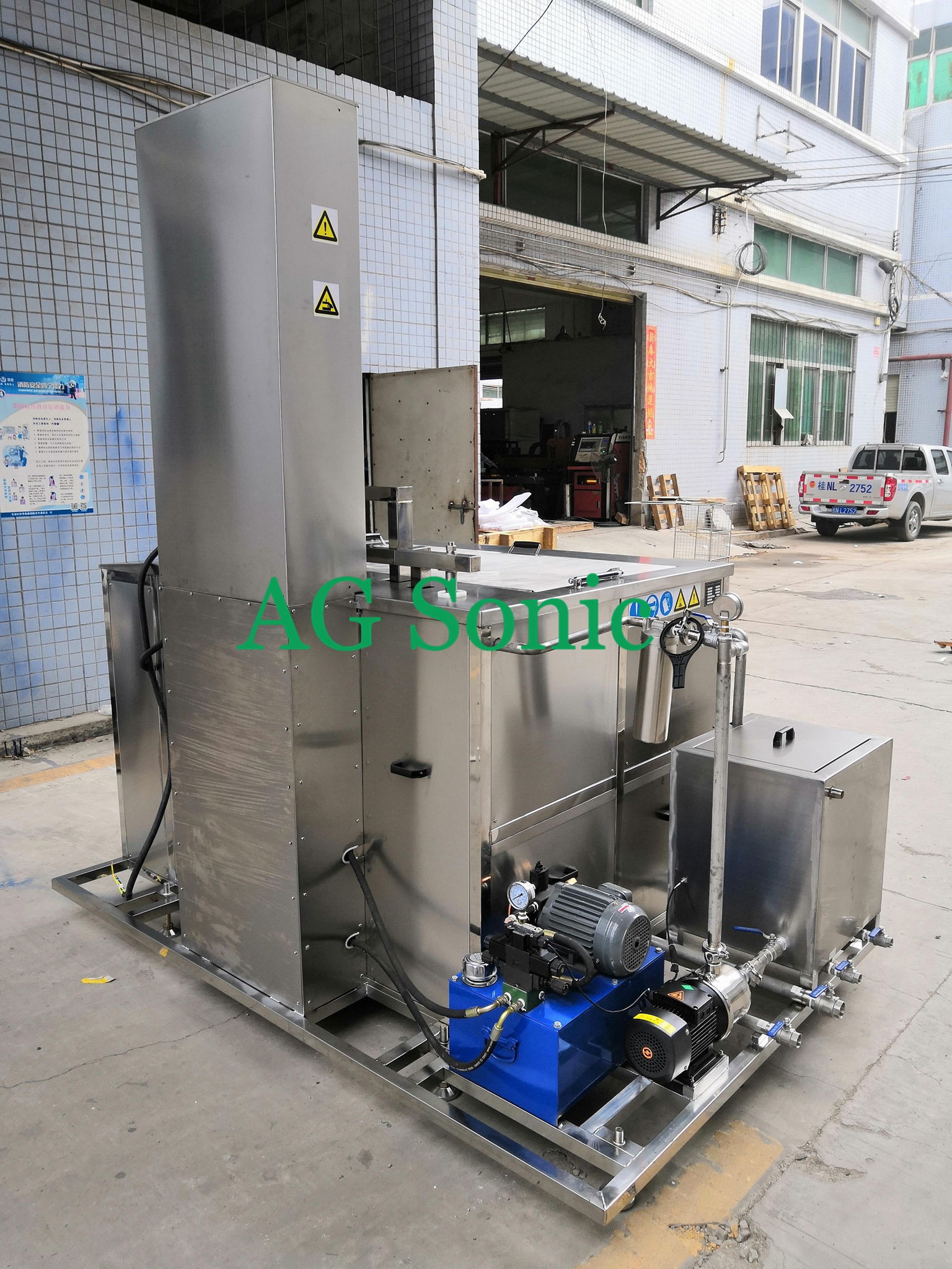 Wheel hub ultrasonic cleaning system with lift 3