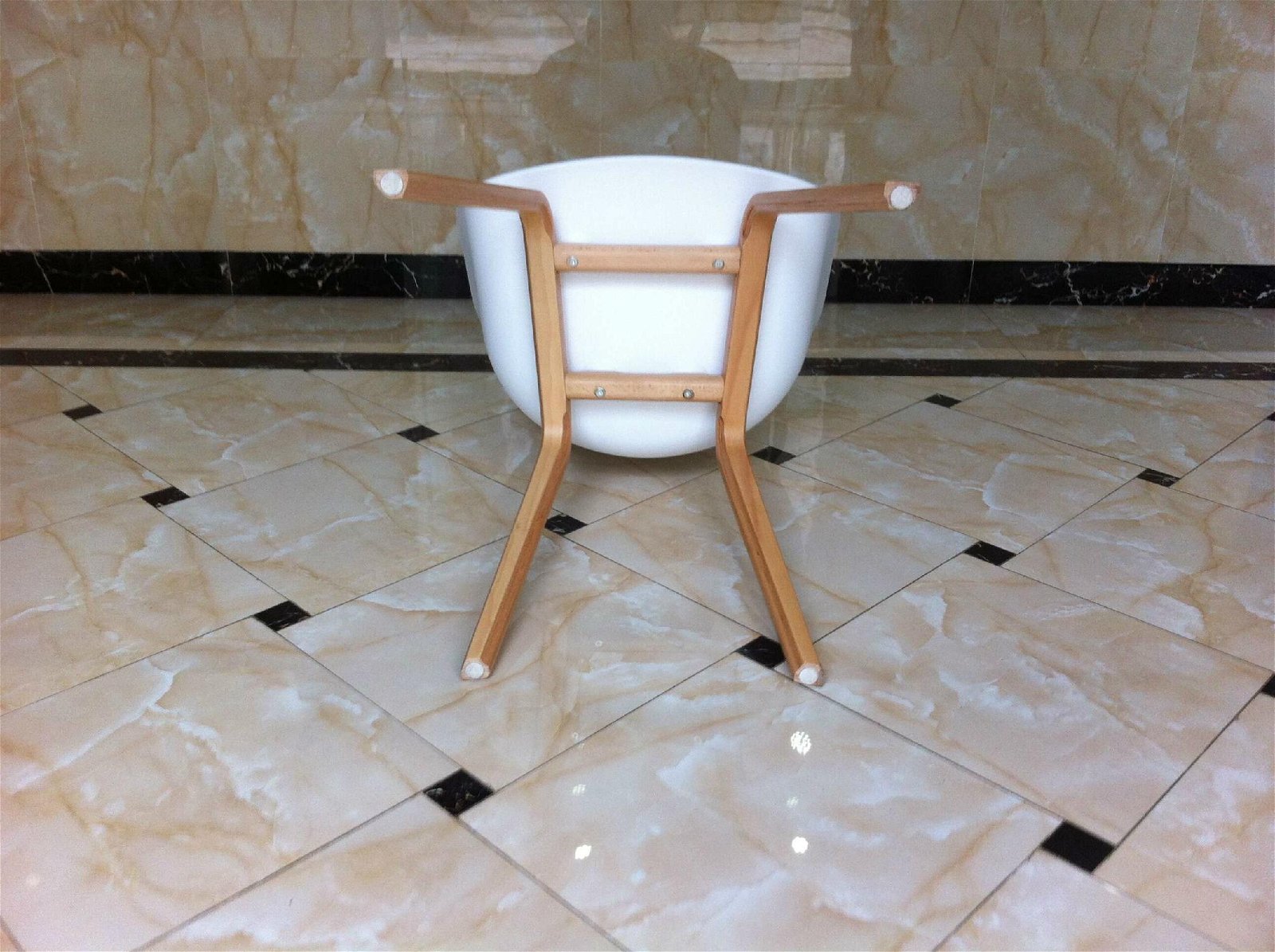 2016 Promotional Plastic and Wooden Dining Chair 3
