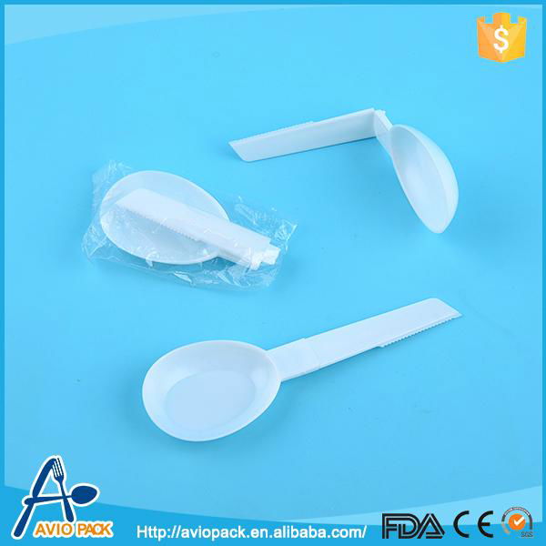 Plastic folding spork: