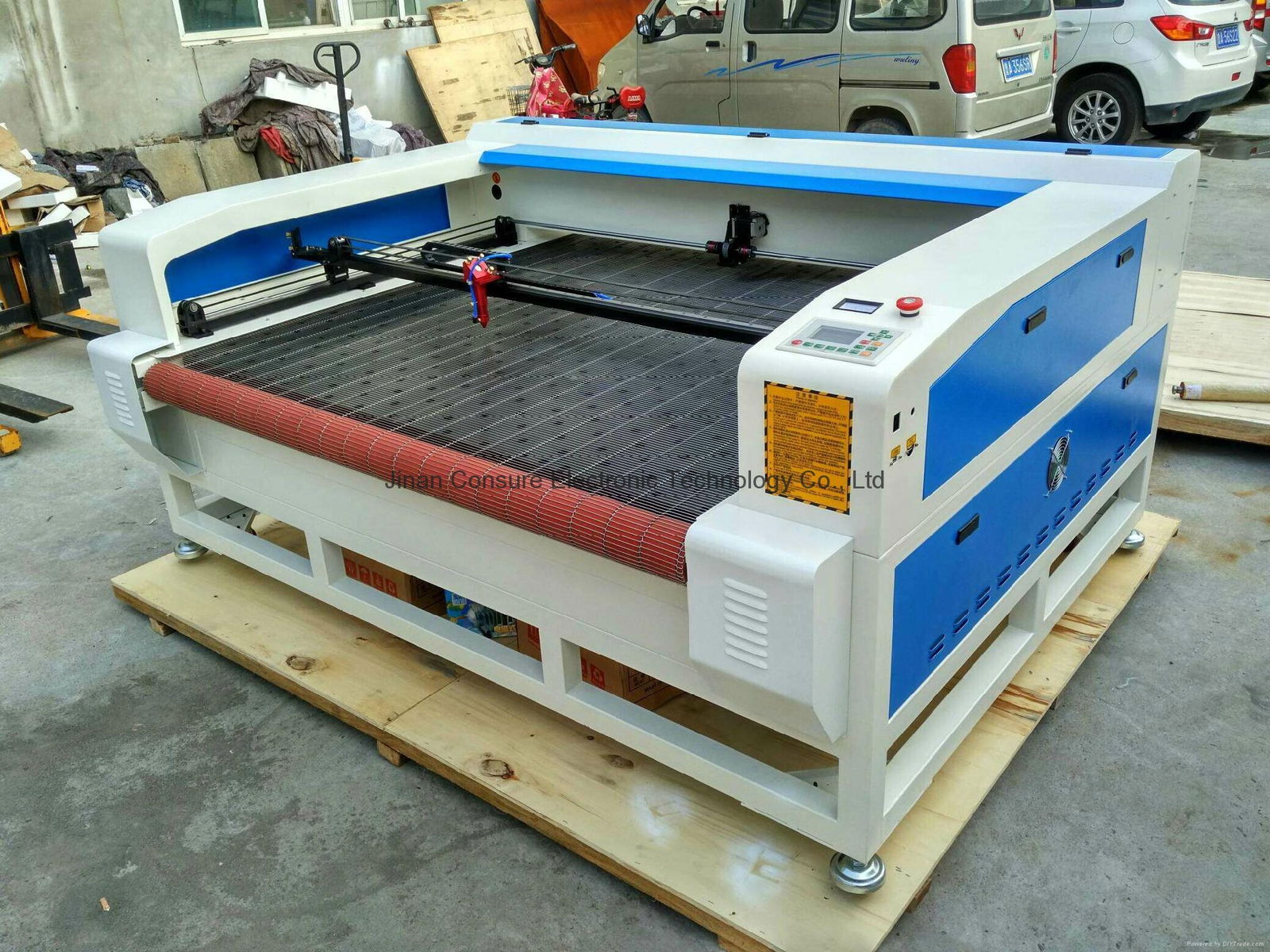 CS-1810 sofa cloth laser cutting machine with auto feeding table 3