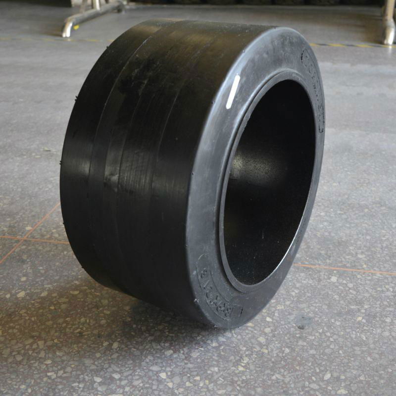 industrial solid tyre 18x9x12 1/8 in ports stations