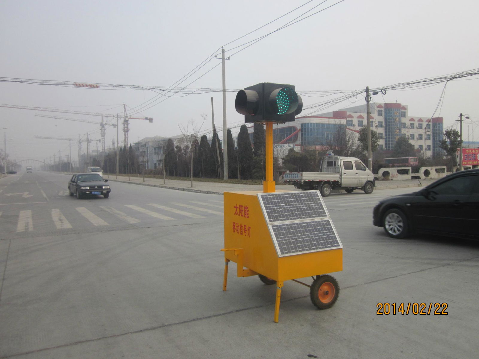 河南鑫海科技供应太阳能移动式信号灯 2