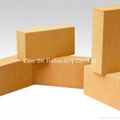 high alumina heat insulating bricks. It is a new type of lightweight insulating material which contains approximately 48% alumina,mullite and glass phase or corundum. Light weight alumina insulating brick adopts inorganic matter as ignition loss substance in order to increase the porosity of refractory, which has such advantages as high porosity, small volume density, good insulation effect, high mechanical intensity, small thermal conductivity and long service life. For various industrial kilns & furnaces, it is a kind of essential refractory for energy saving and temperature preservation.