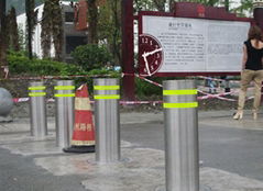 Automatic pneumatic bollard