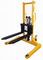 Manual Stacker with straddle legs
