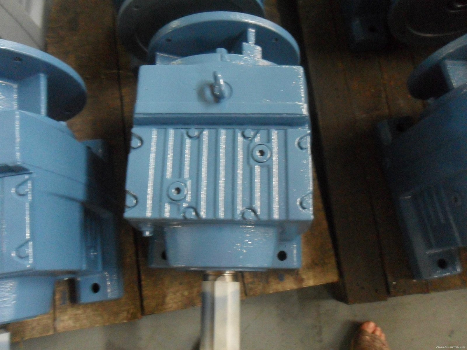 R series blue color helical geared motor for conveyor  3