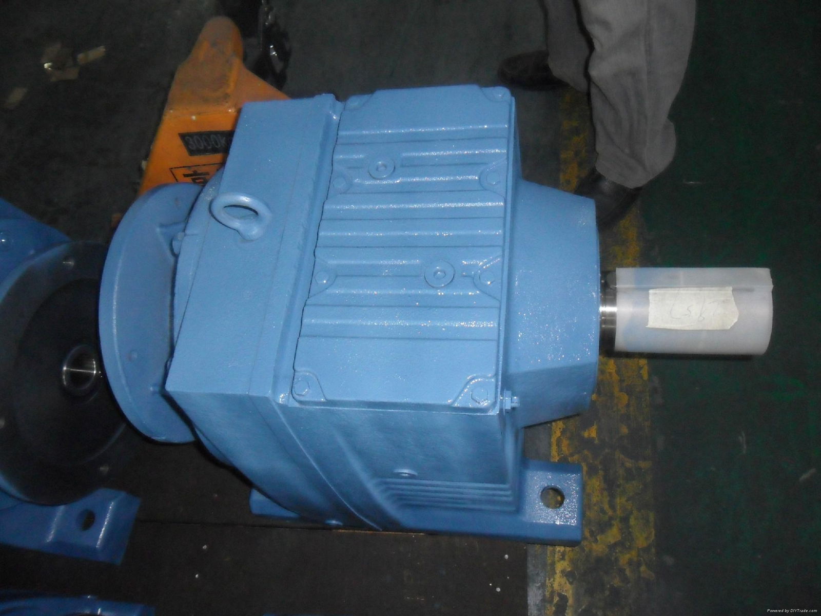 R series blue color helical geared motor for conveyor  4