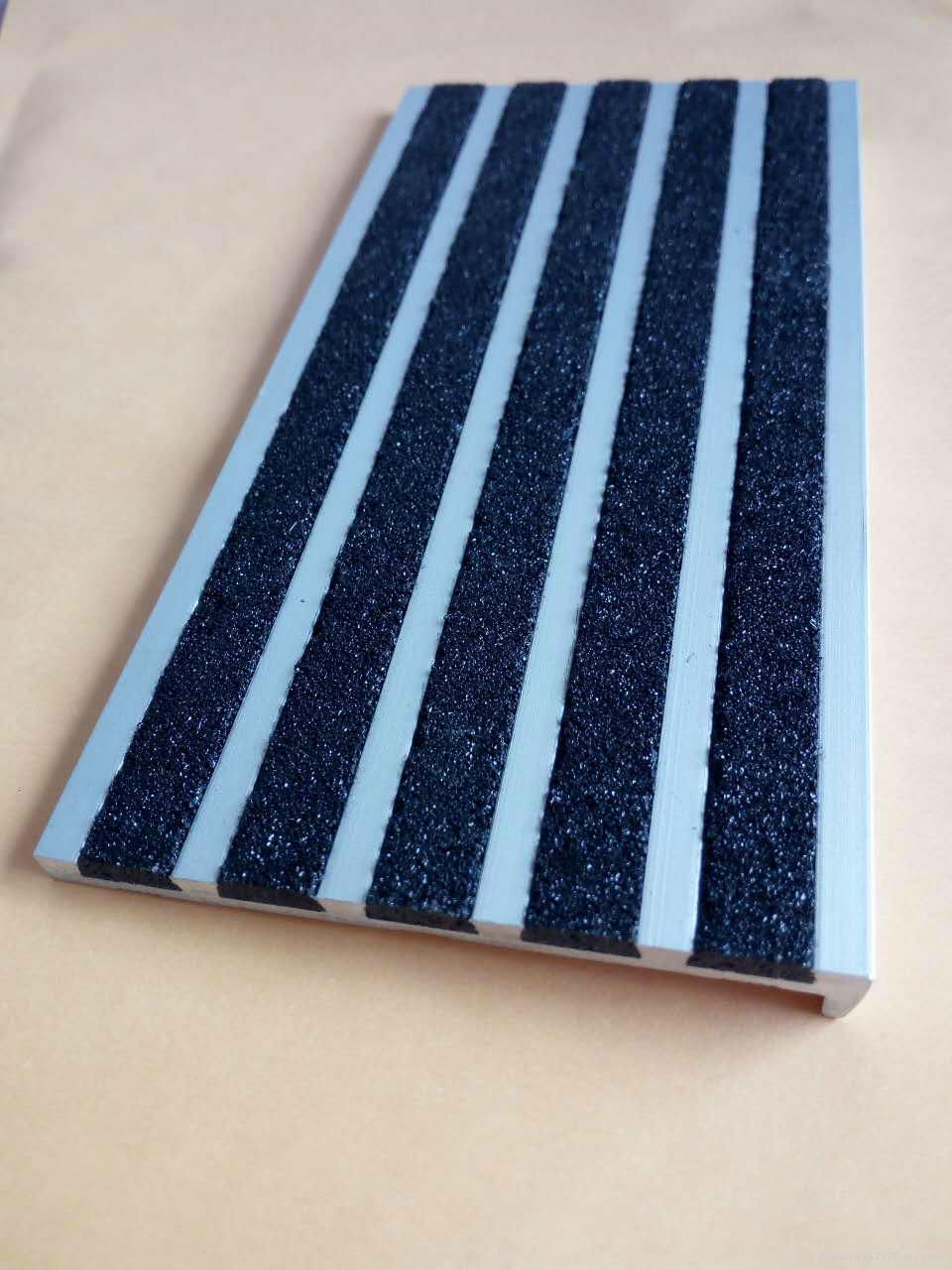 slip-resistant aluminium stair nosing for carpet 3