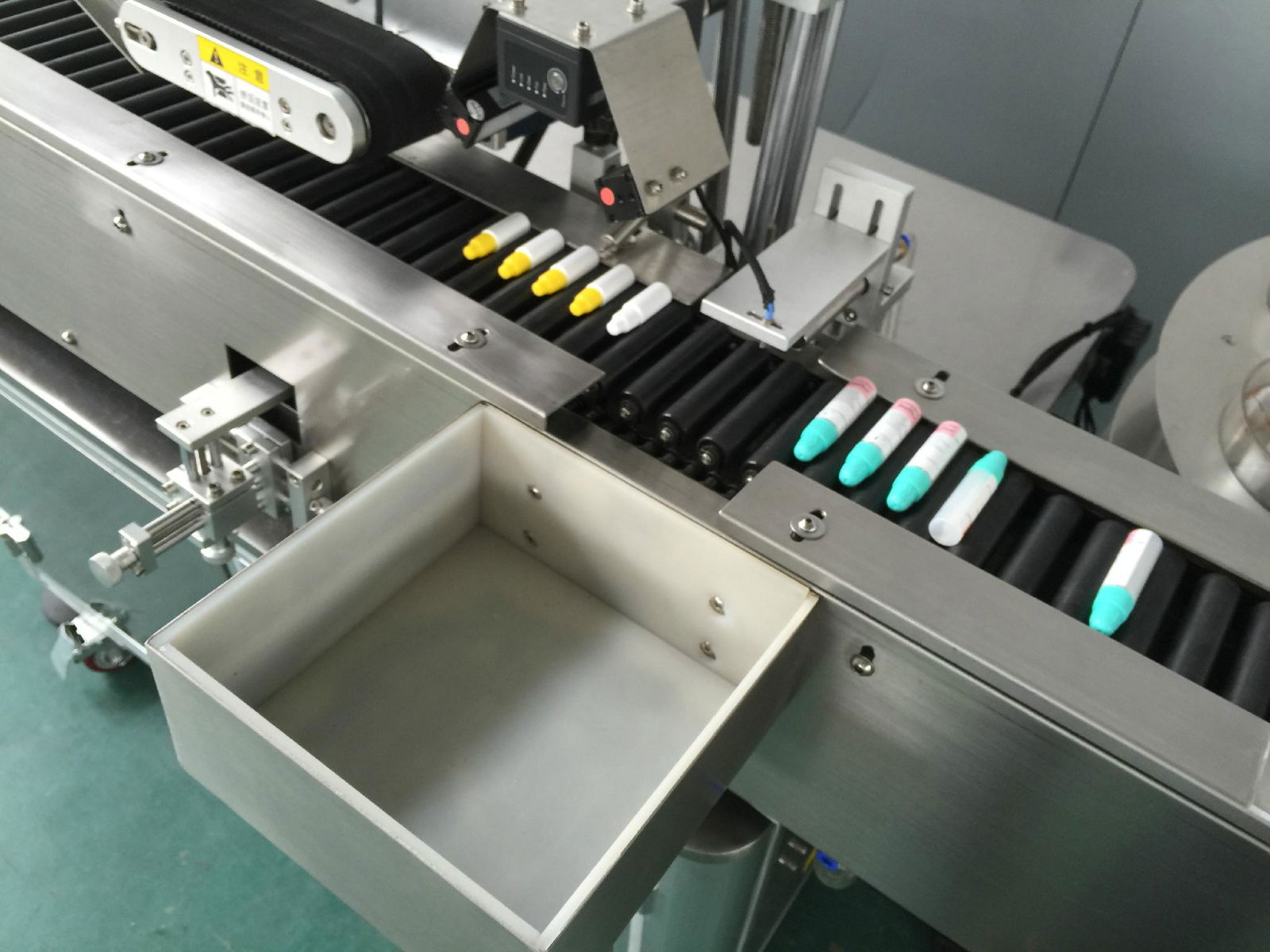 Horizontal Way Labeling Machine with label check and reject function  5