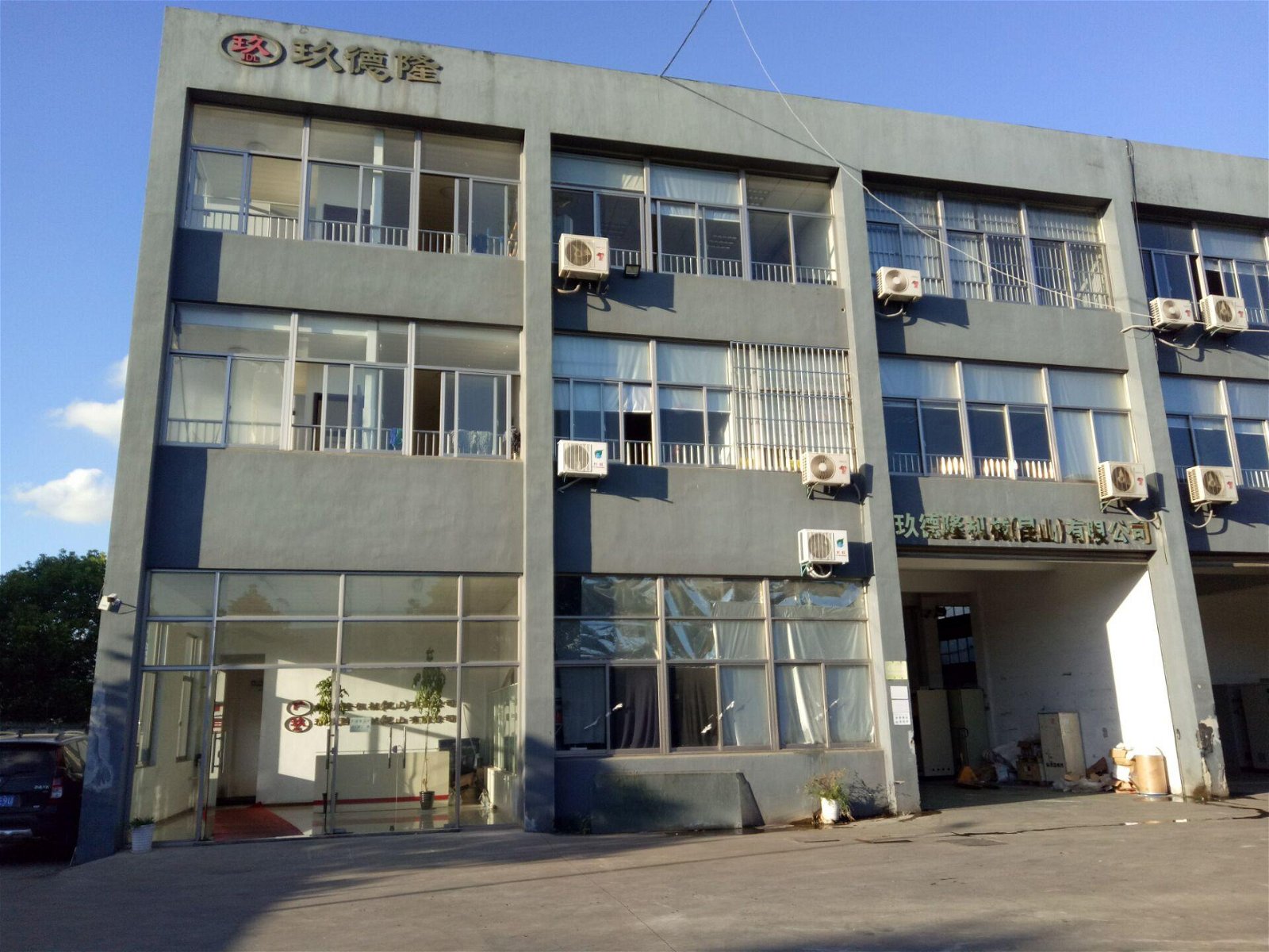 Automobile roof and carpet extrusion line