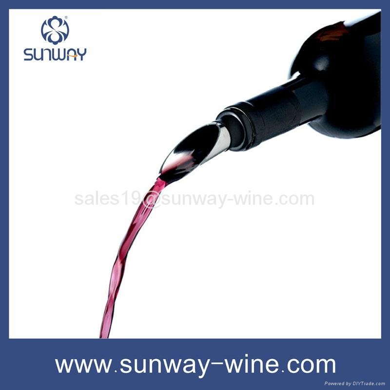 Wine aerator pourer with stopper