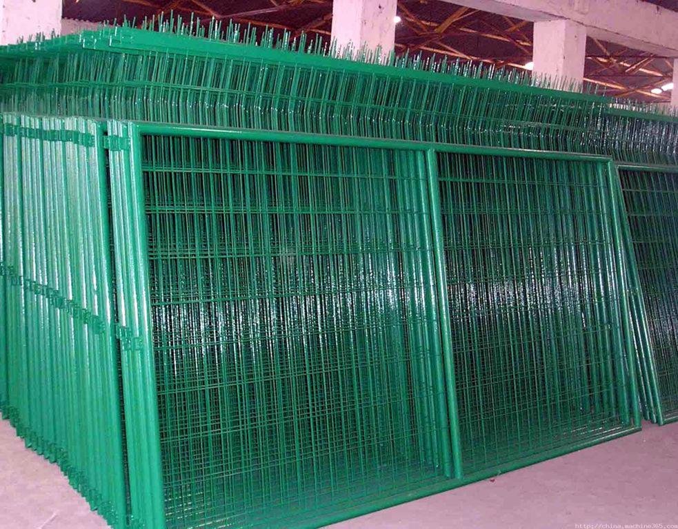   PVC coated steel mesh fence  2