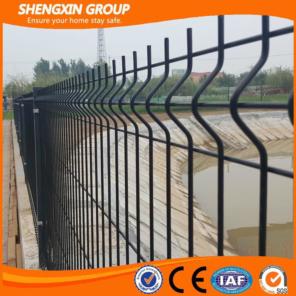 Cheap Price Powder Coated Iron Wire Mesh Fence Field Fence 4